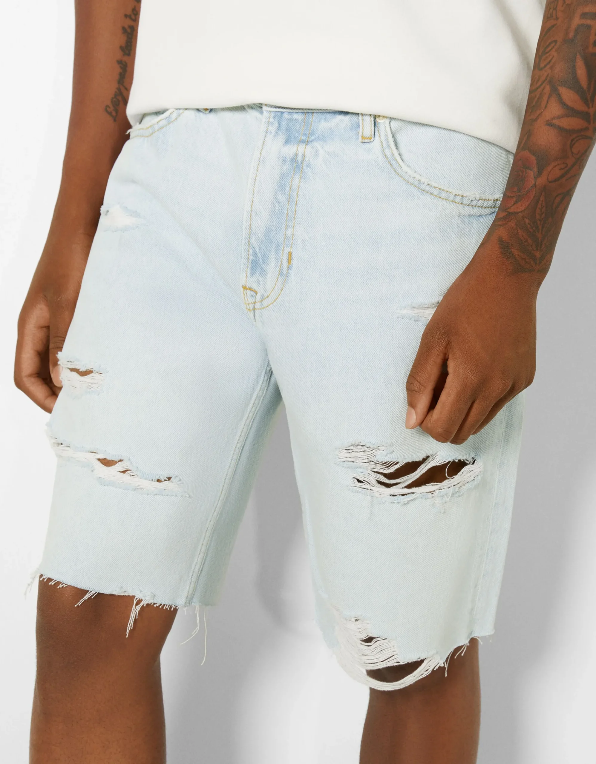 BERSHKA Bermuda denim rotos Azul claro Hot