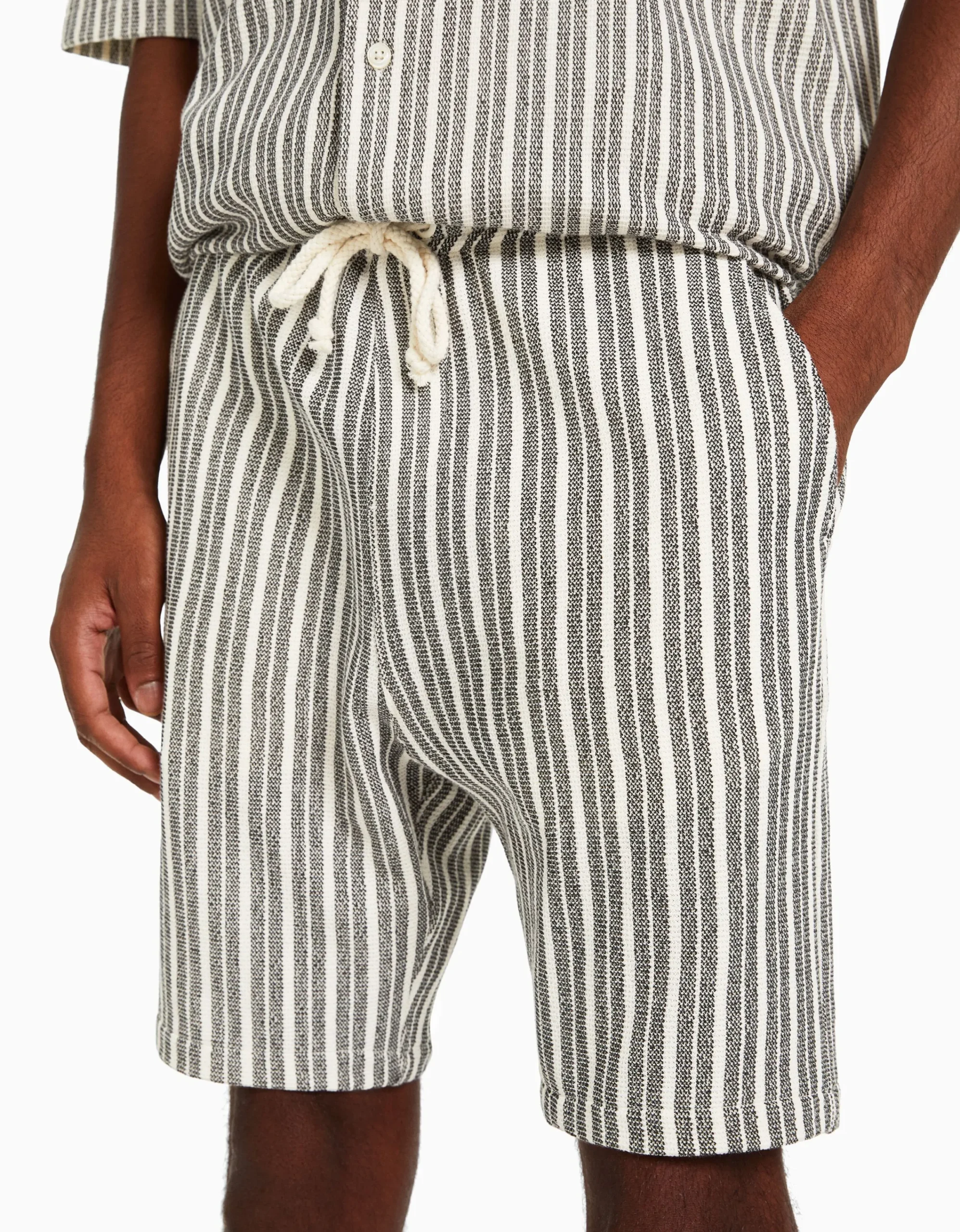 BERSHKA Bermuda jogger rústica rayas Blanco / Negro Best