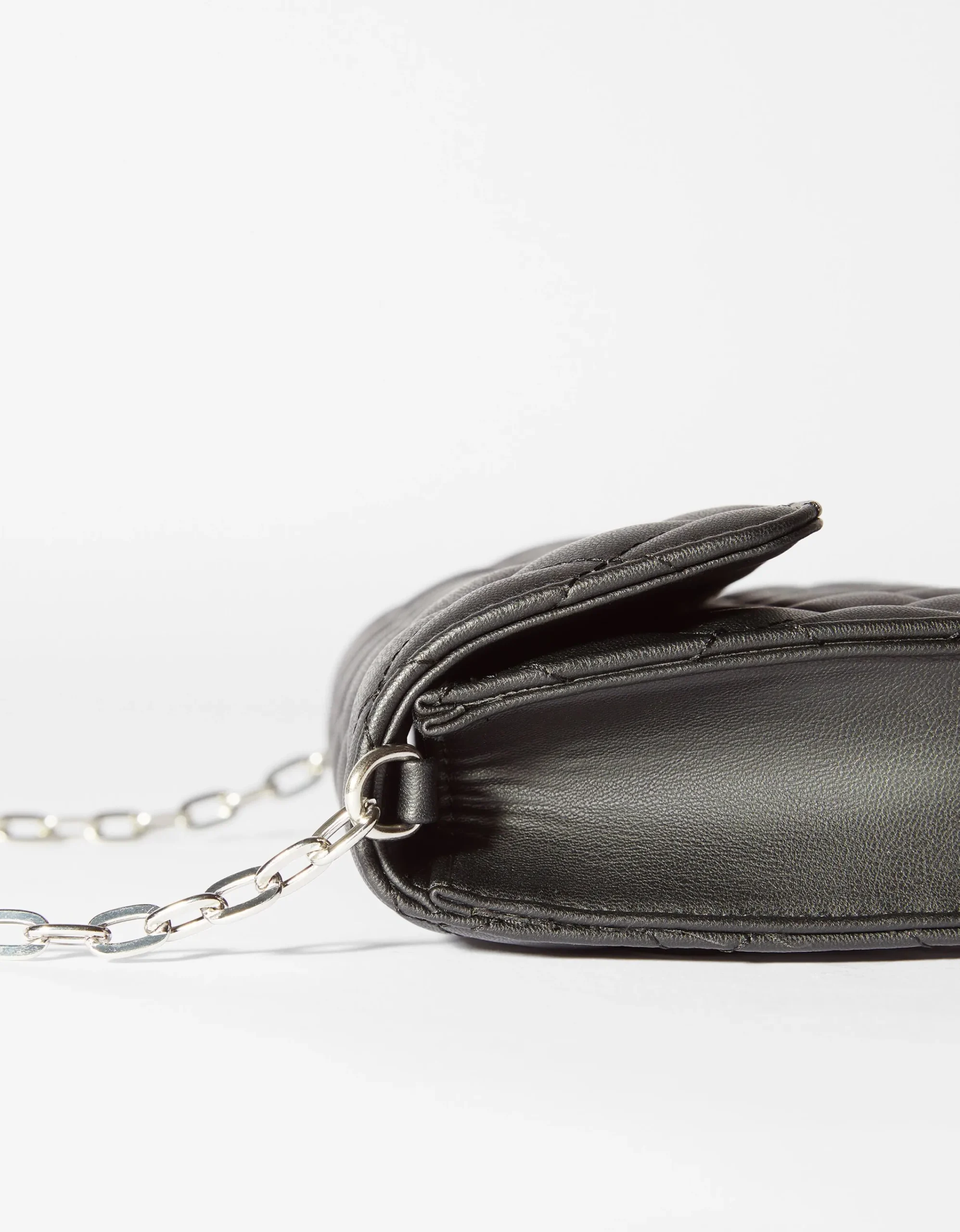 BERSHKA Bolso acolchado asa cadena Blanco Online