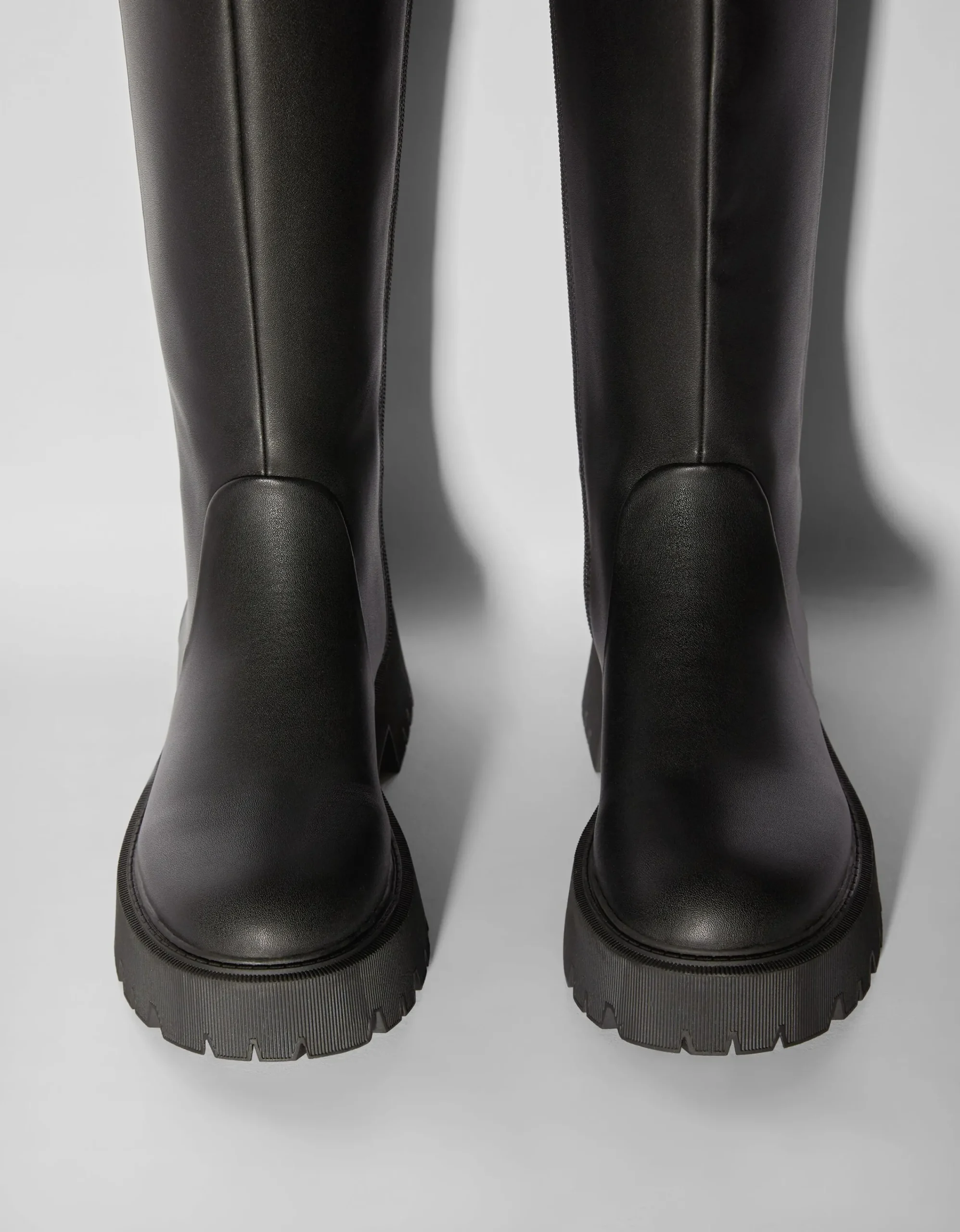 BERSHKA Bota plana básica Negro Online