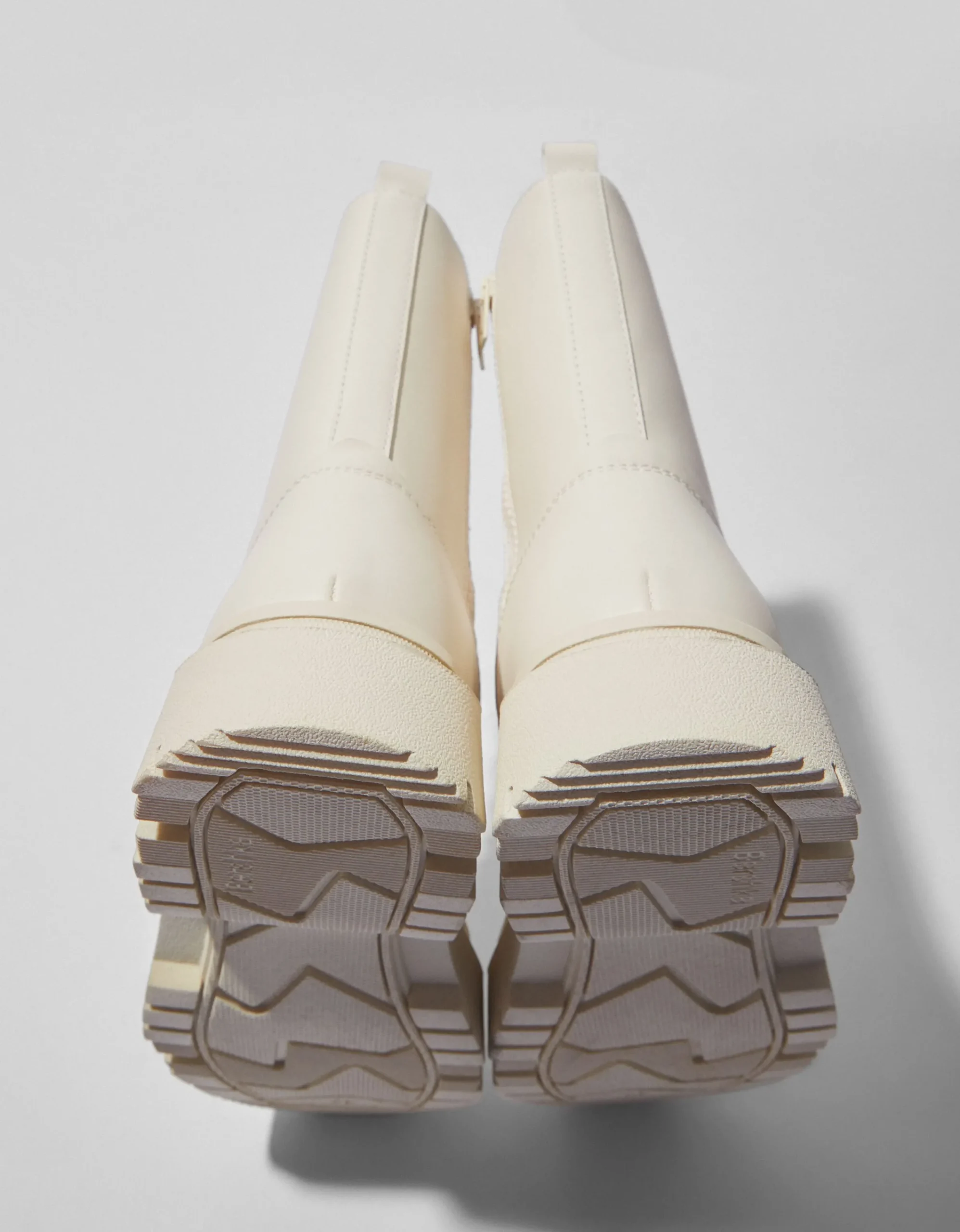 BERSHKA Botas acordonadas suela track hombre Crudo New