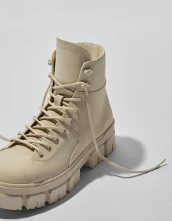 BERSHKA Botas acordonadas suela track hombre Arena Fashion