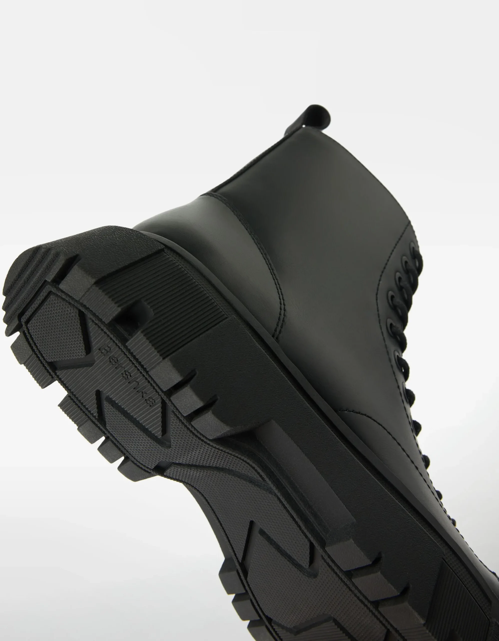 BERSHKA Botas acordonadas suela track hombre Negro New