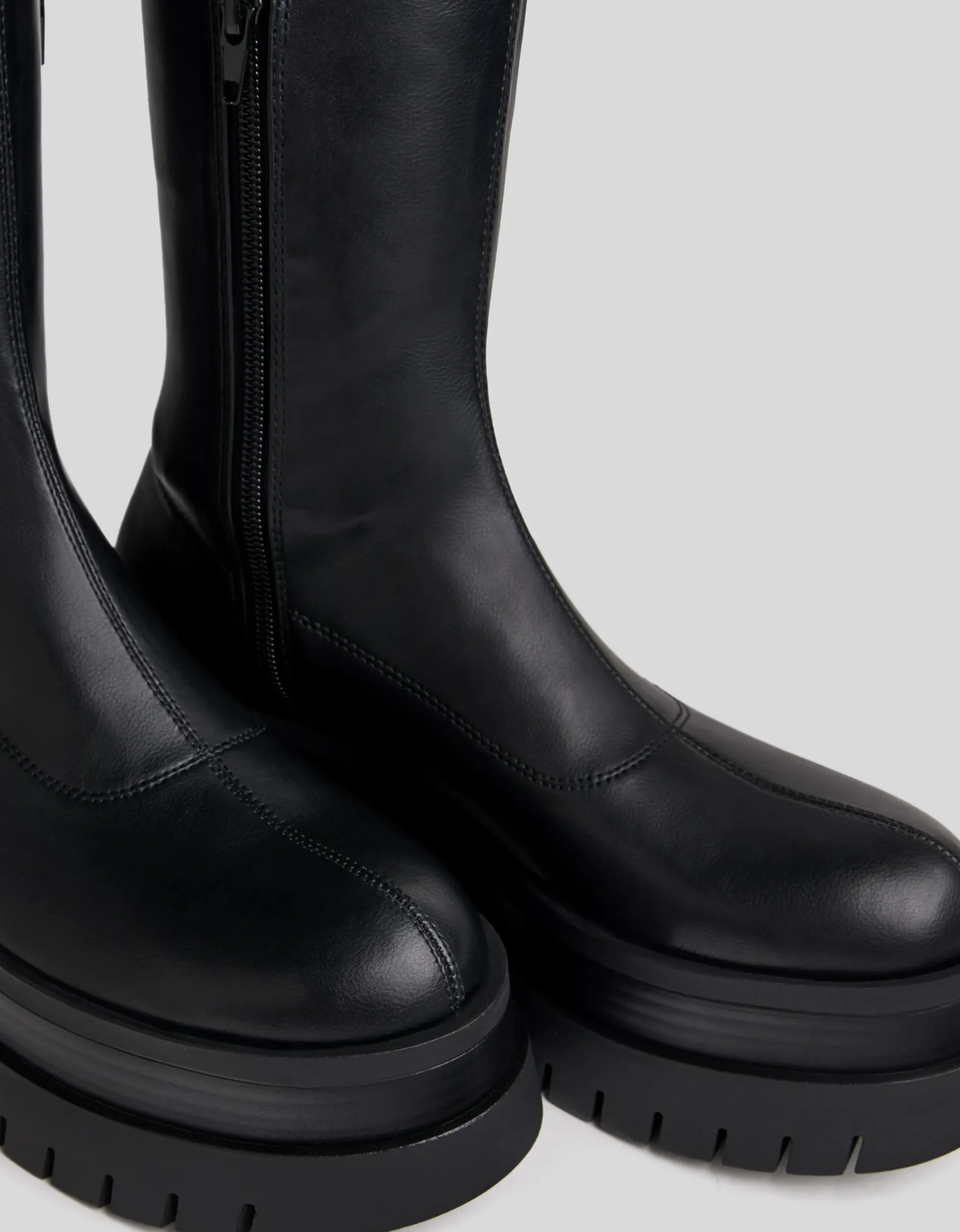 BERSHKA Botas planas XL suela track Negro Outlet
