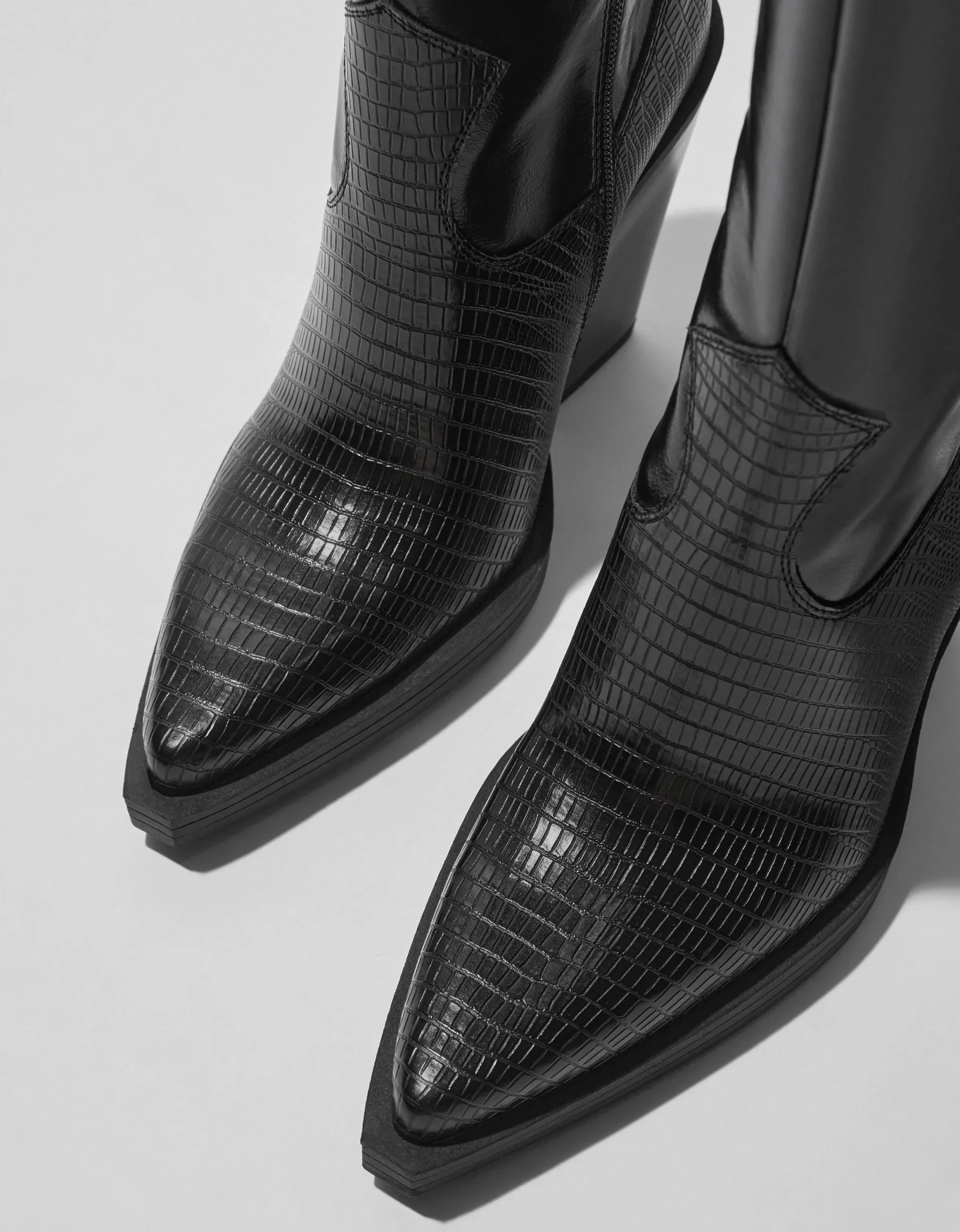BERSHKA Botas tacón cowboy Negro Outlet