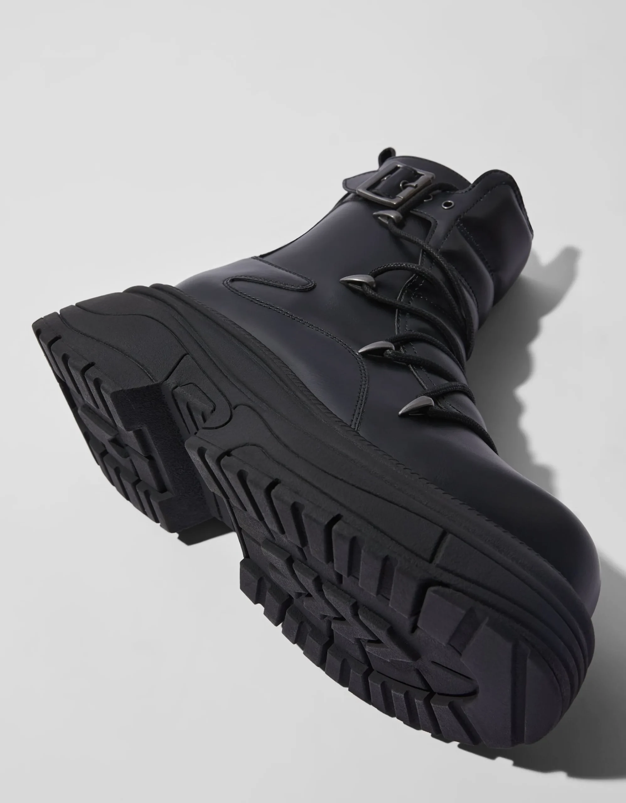 BERSHKA Botas volumen detalle hebillas hombre Negro Hot