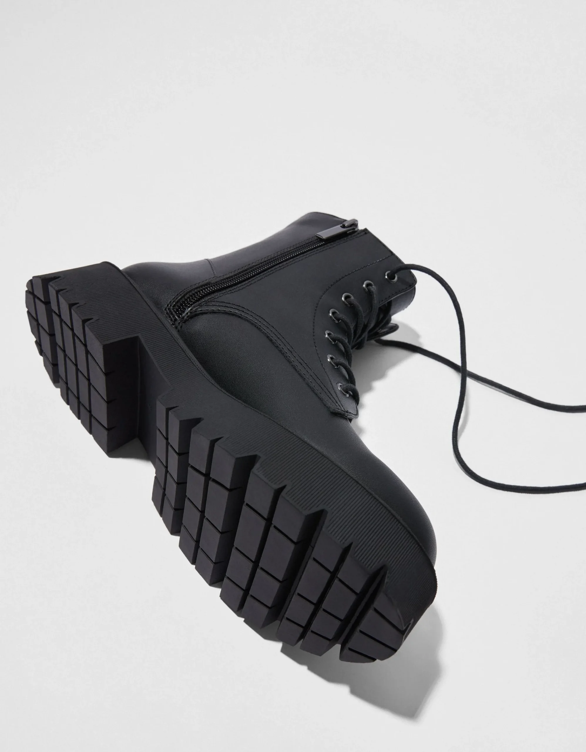 BERSHKA Botines planos acordonados Negro Shop