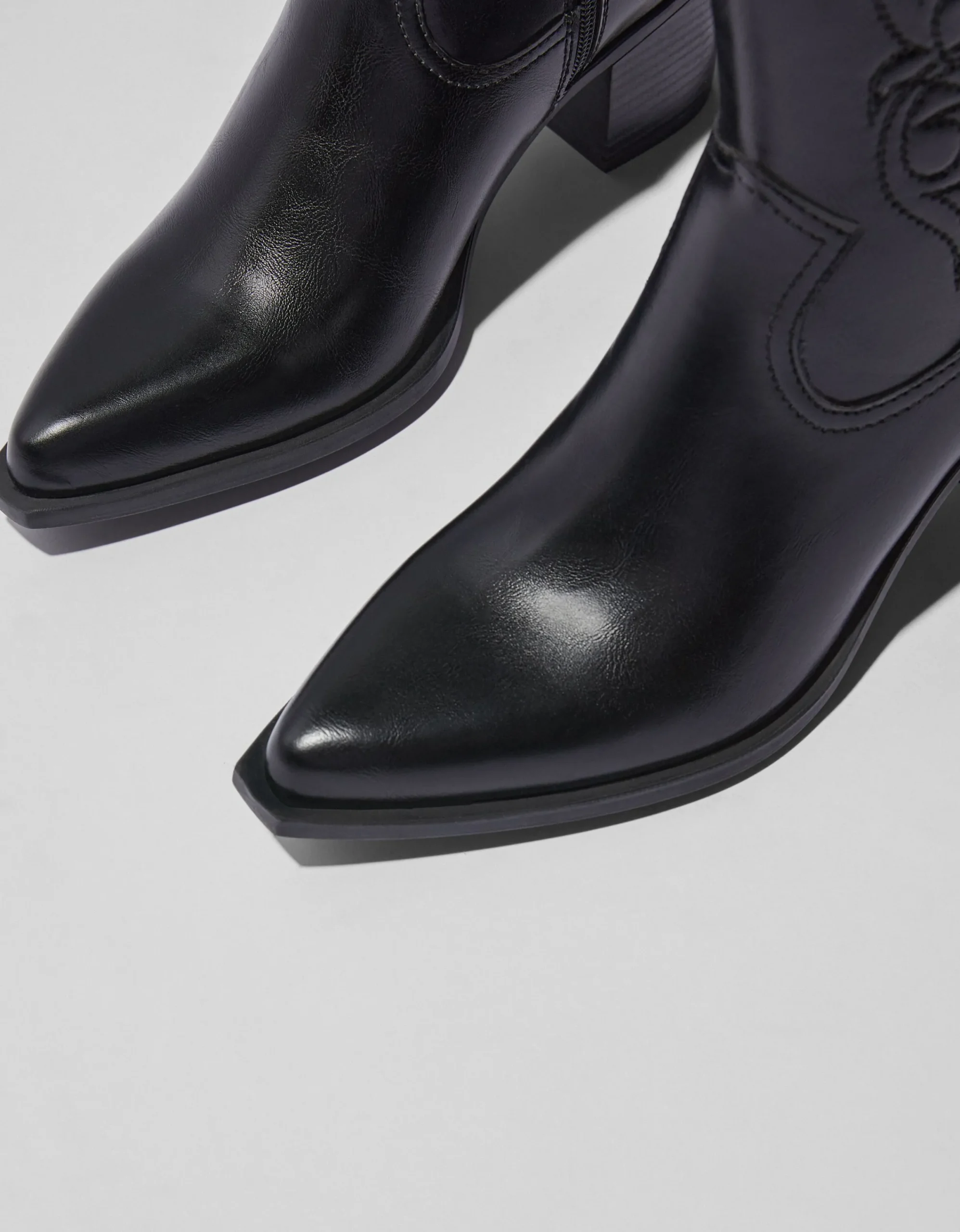 BERSHKA Botines tacón cowboy Negro Hot