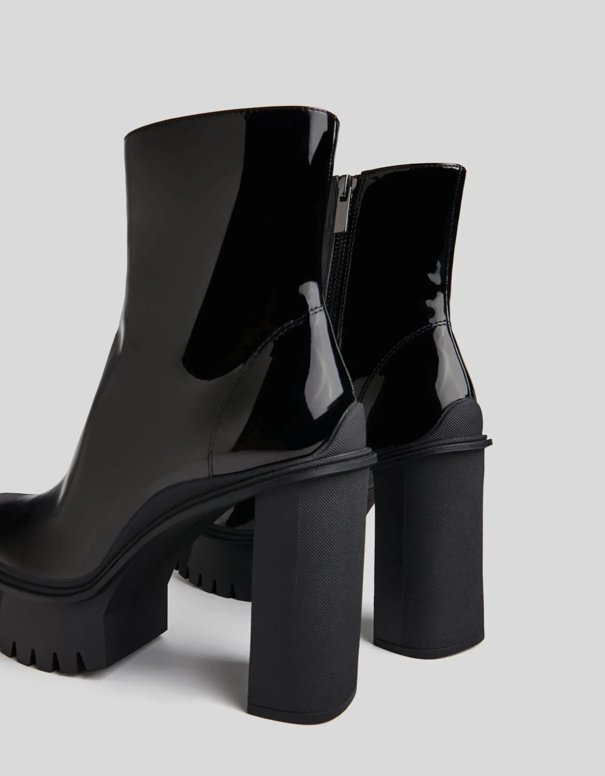 BERSHKA Botines tacón plataforma efecto charol Negro Fashion