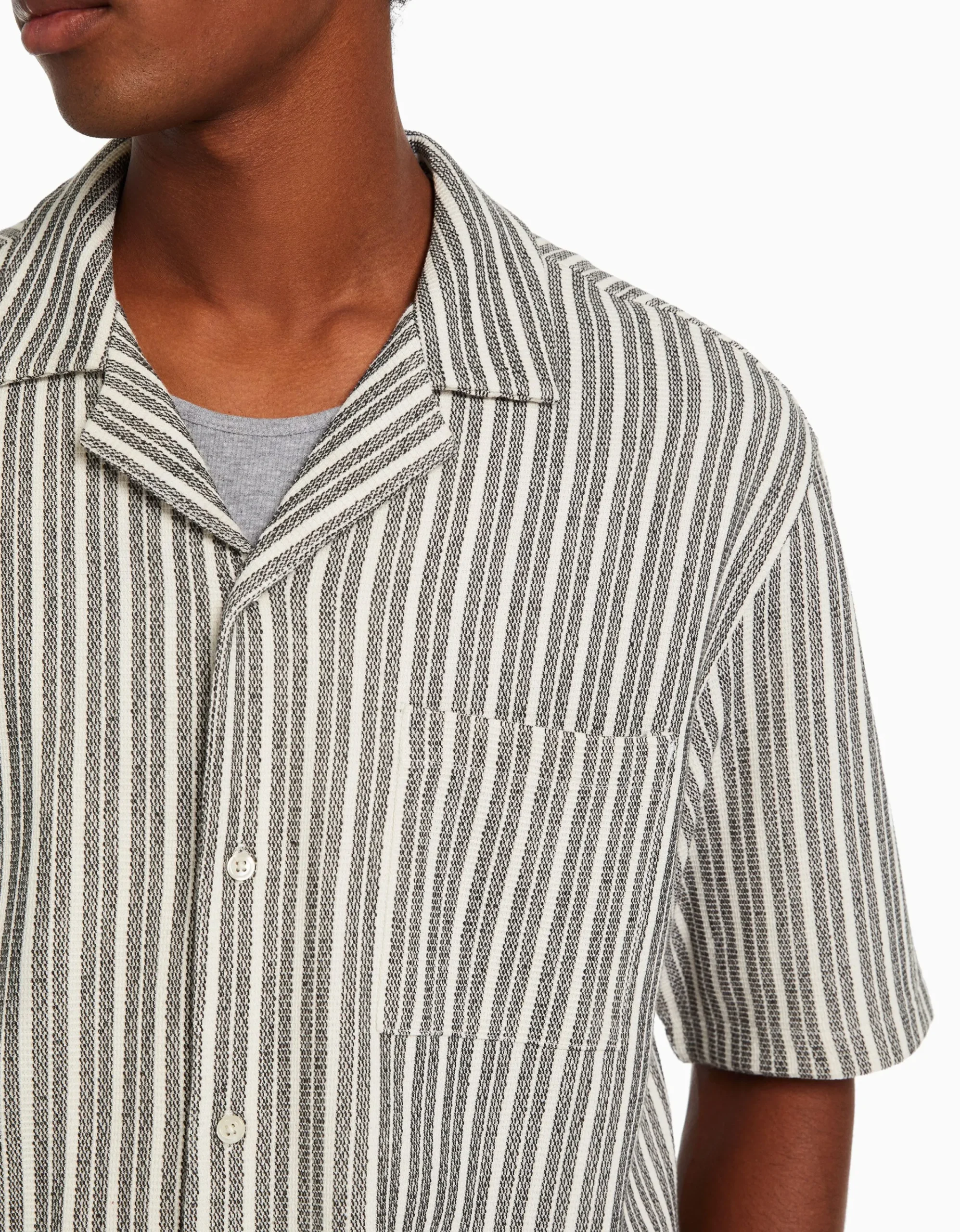 BERSHKA Camisa manga corta rústica rayas Blanco / Negro Best