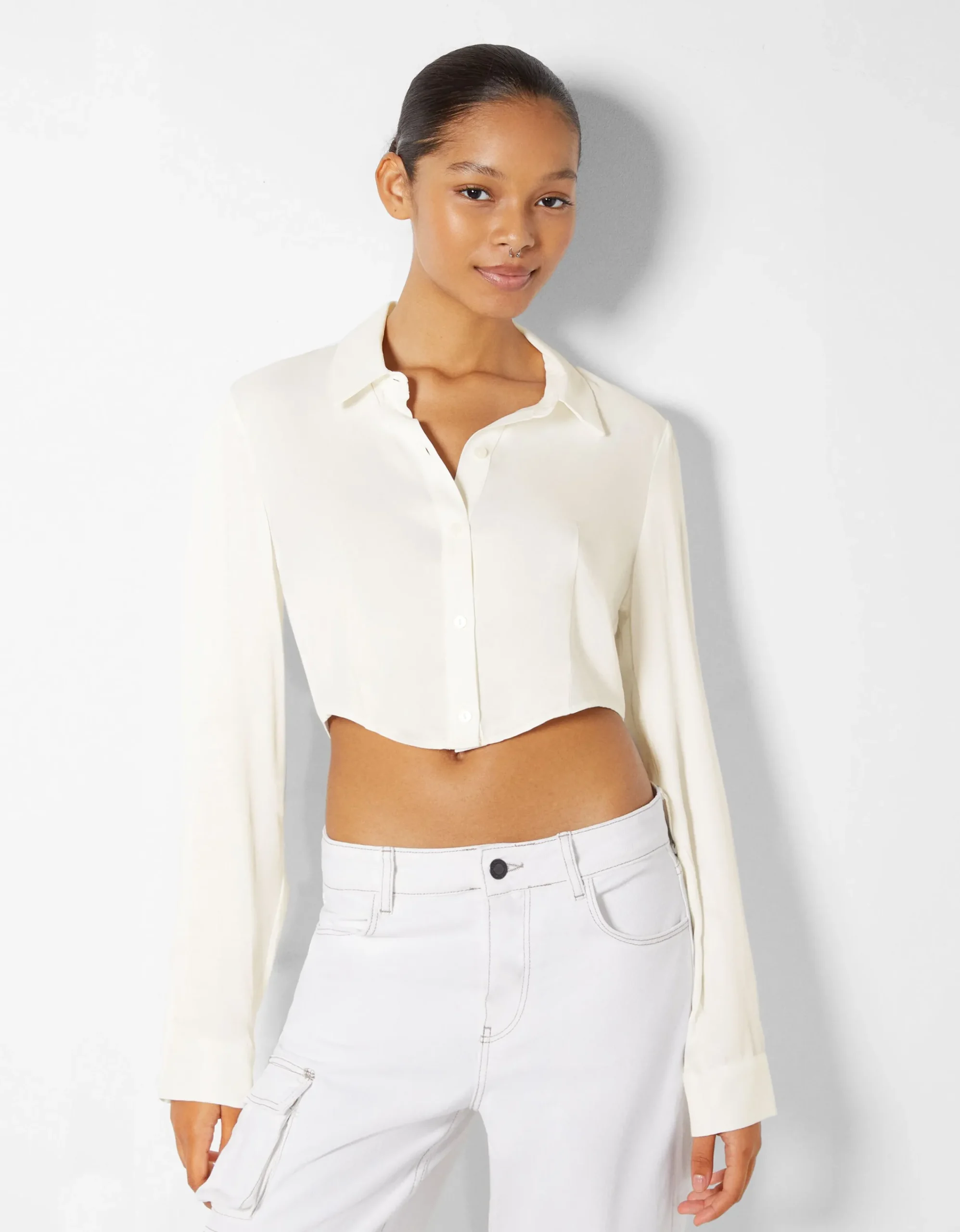 BERSHKA Camisa manga larga cropped satinada ajustada Rojo Hot