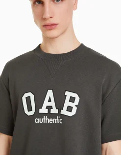 BERSHKA Camiseta felpa print varsity Blanco roto Hot