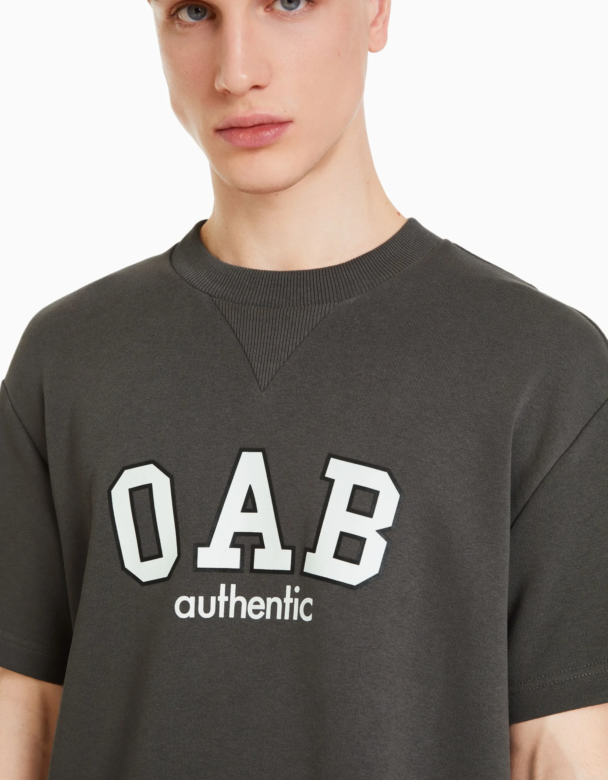 BERSHKA Camiseta felpa print varsity Blanco roto Hot