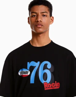 BERSHKA Camiseta manga corta boxy fit racing Negro Hot