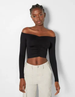 BERSHKA Camiseta manga larga cropped escote bardot frunces Negro Hot