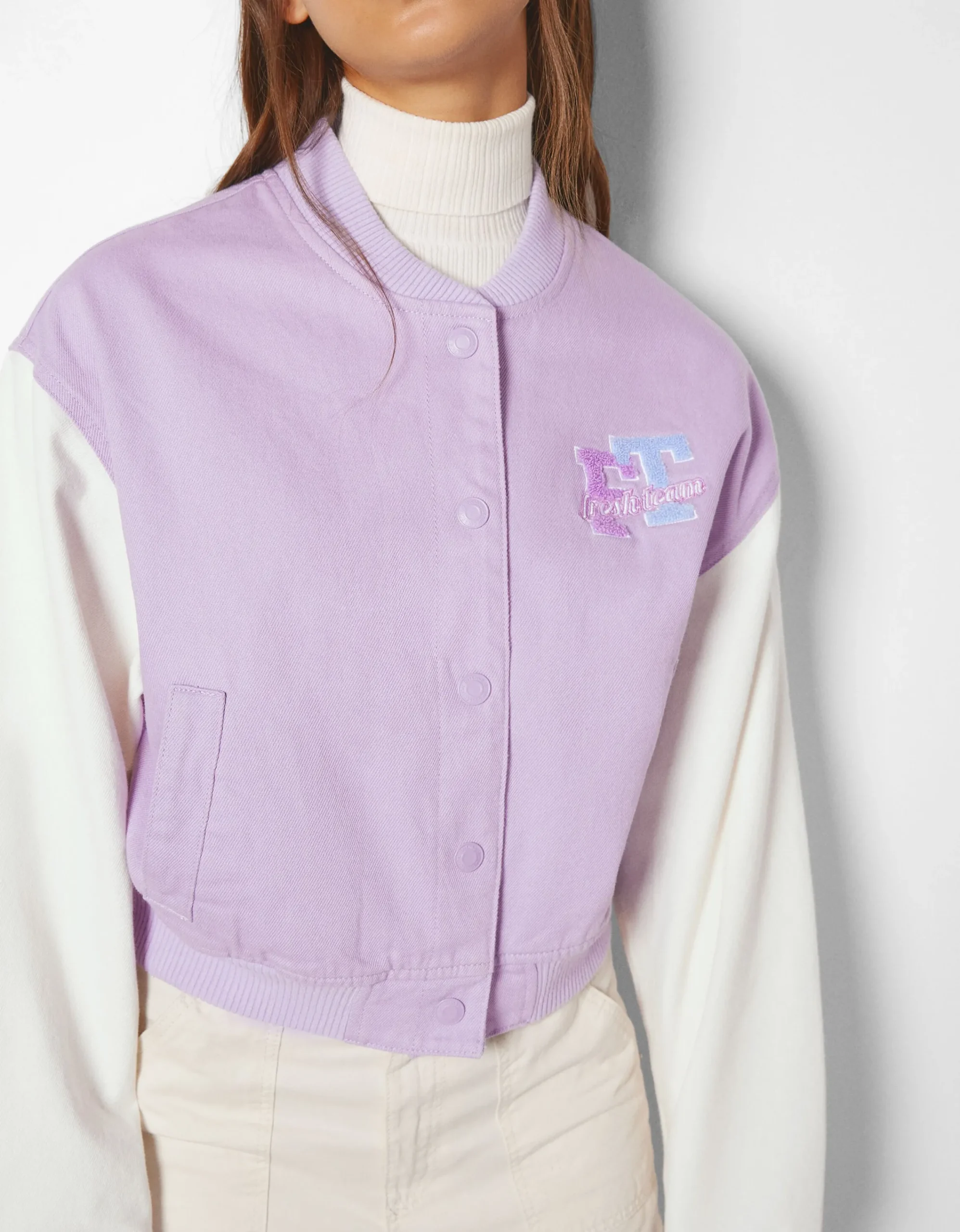 BERSHKA Cazadora bomber varsity mangas contraste Morado Best