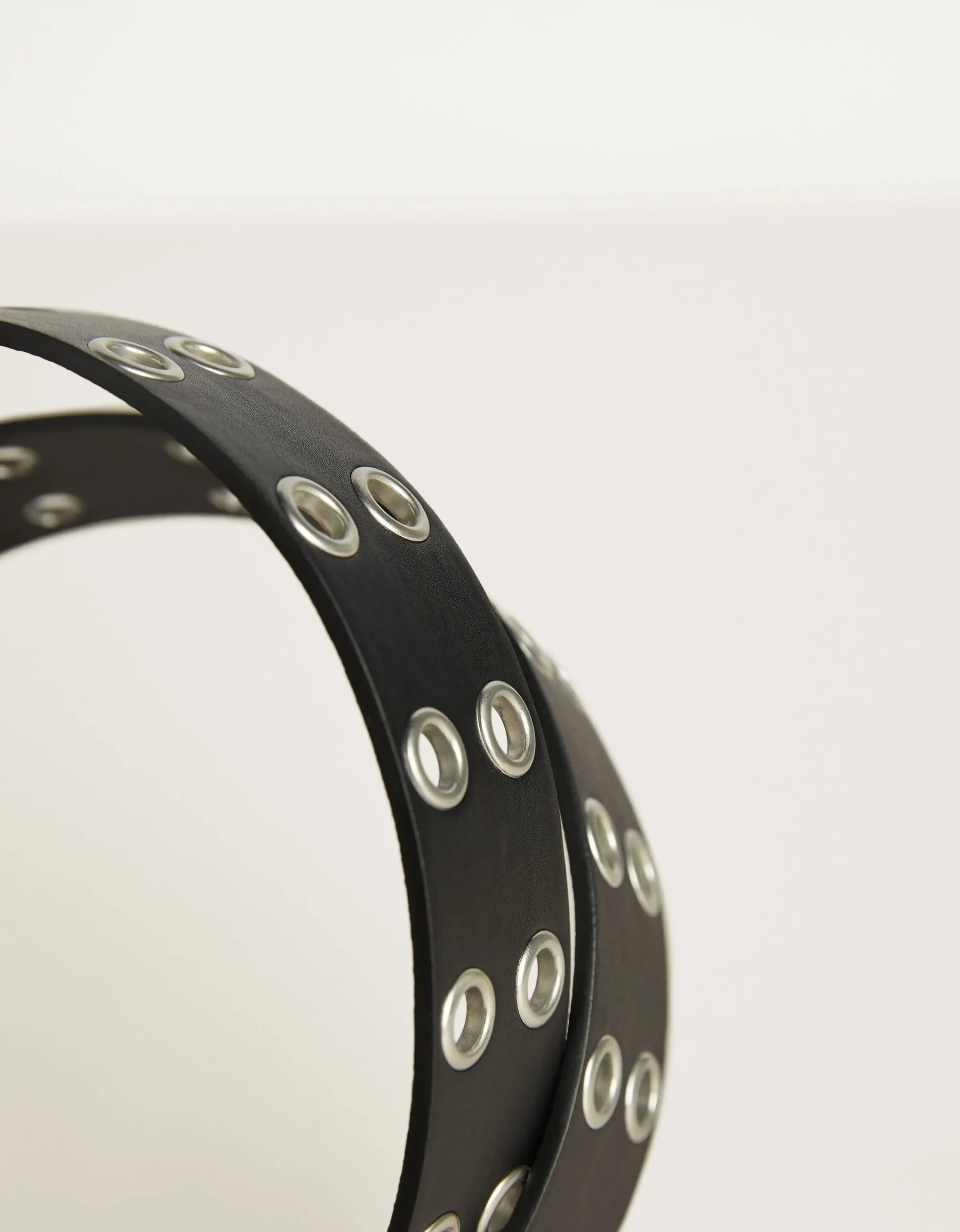 BERSHKA Cinturón con eyelets metálicos Negro Fashion