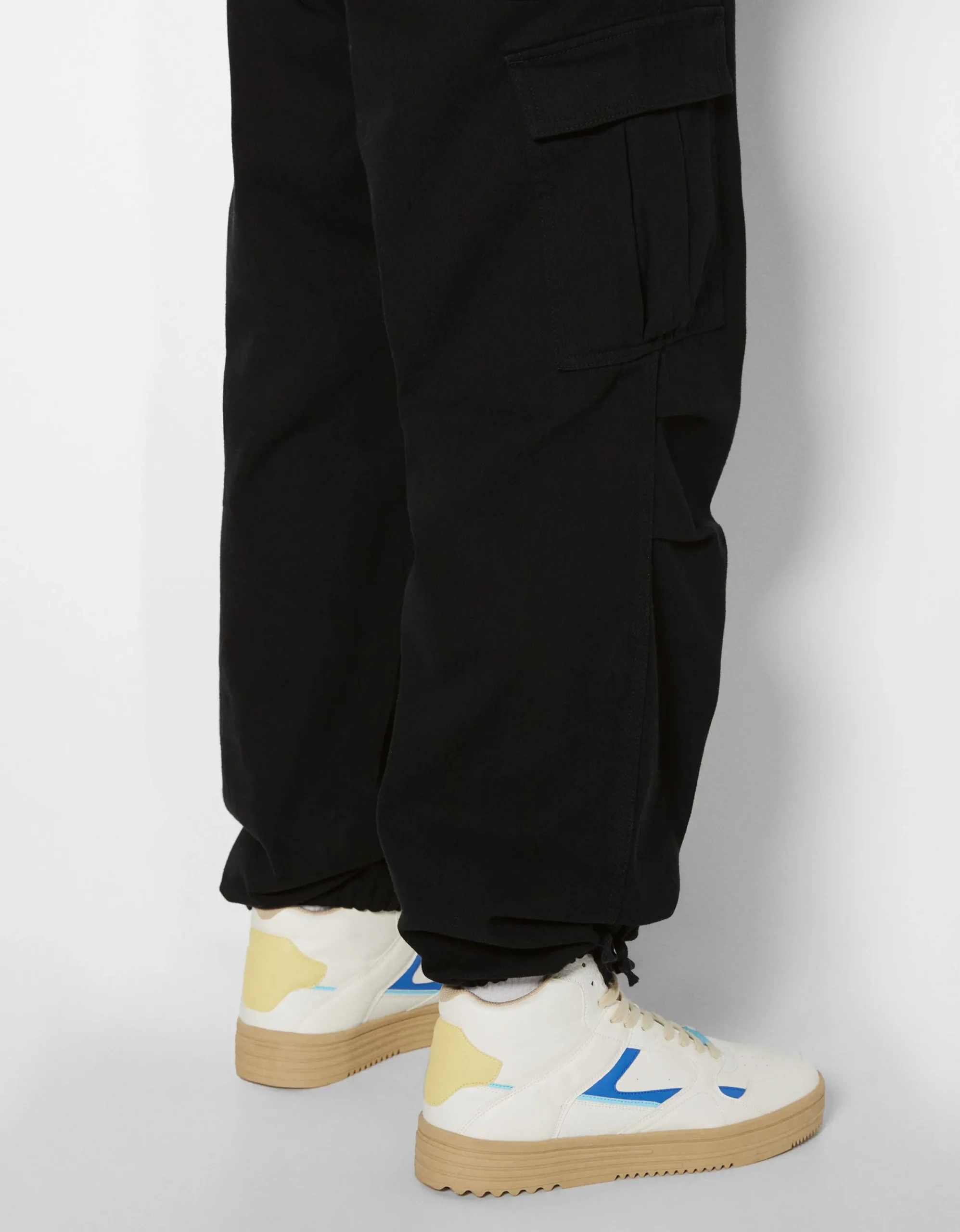 BERSHKA Jeans cargo parachute Negro Store