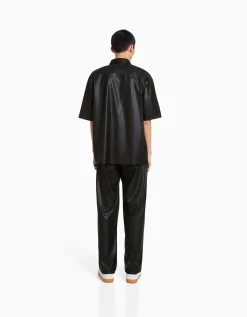 BERSHKA Pantalón semi jogger efecto piel Negro Shop