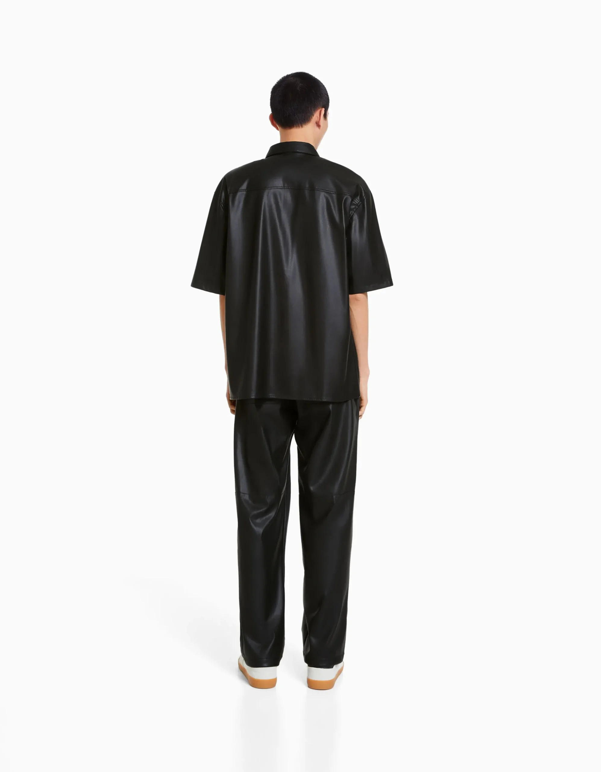 BERSHKA Pantalón semi jogger efecto piel Negro Shop