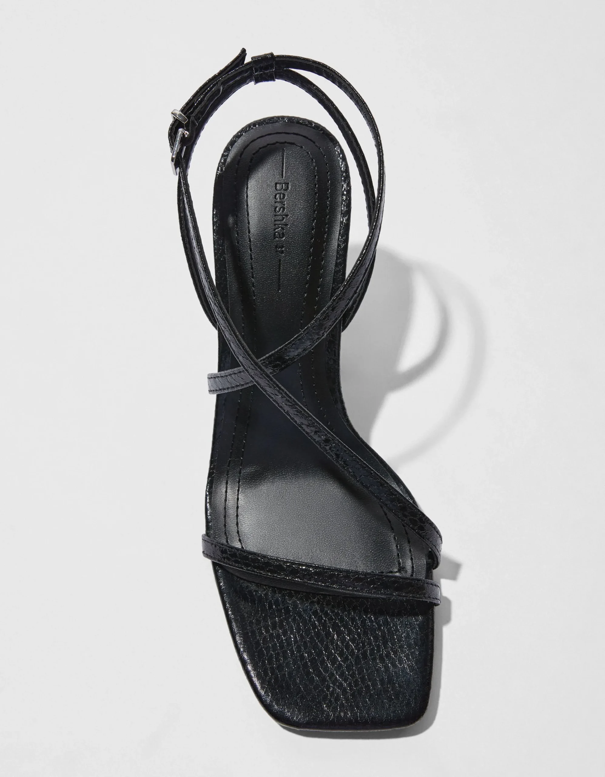 BERSHKA Sandalia tacón fino tiras Negro Hot