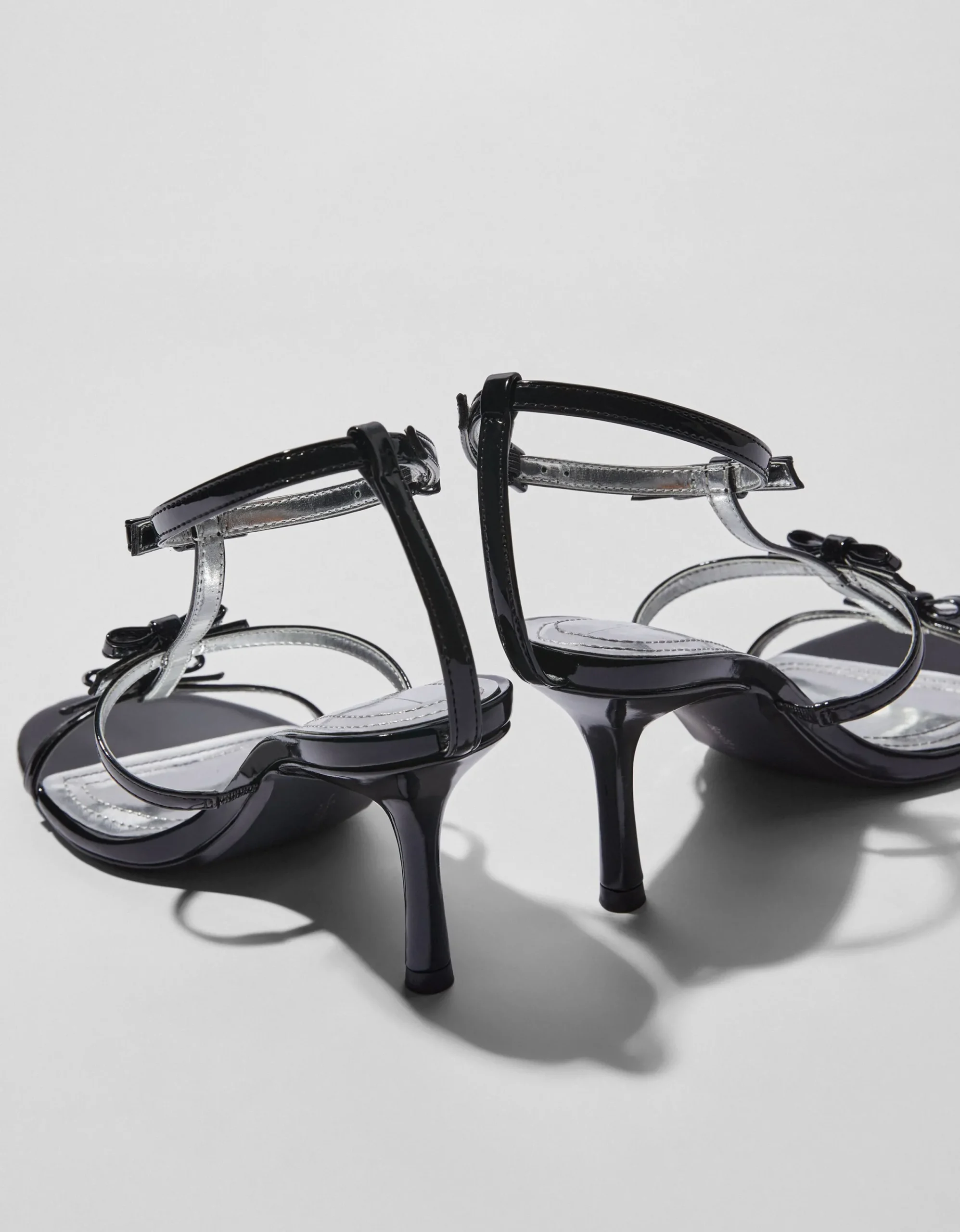 BERSHKA Sandalia tacón lazos Negro Sale