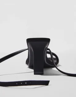 BERSHKA Sandalia tacón pulsera pala metalizada Negro Clearance