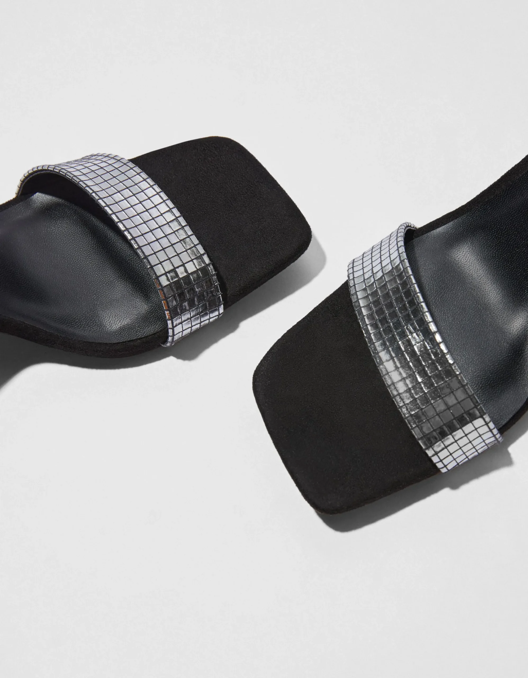 BERSHKA Sandalia tacón pulsera pala metalizada Negro Clearance