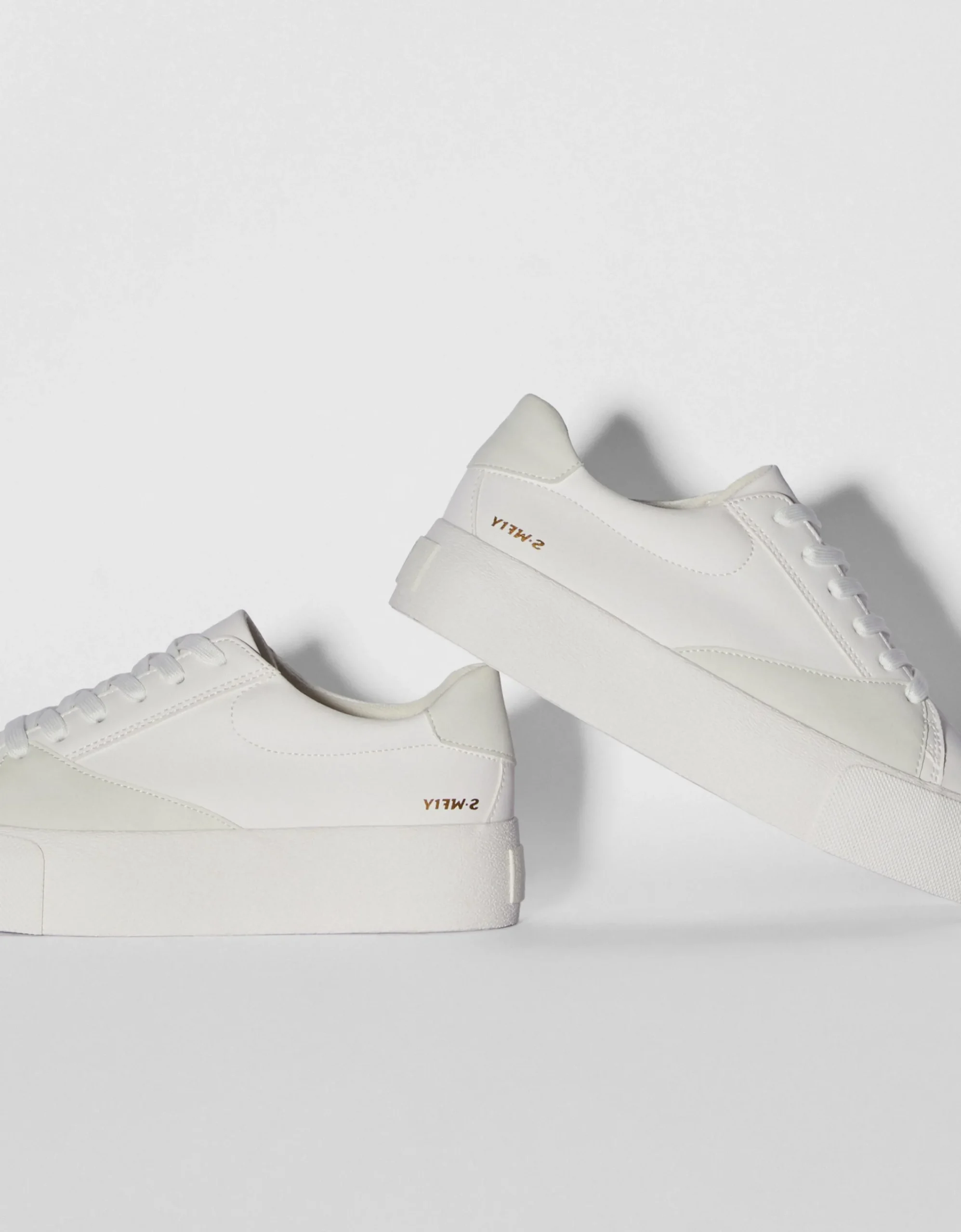 BERSHKA Zapatillas detalles acolchados Blanco Outlet