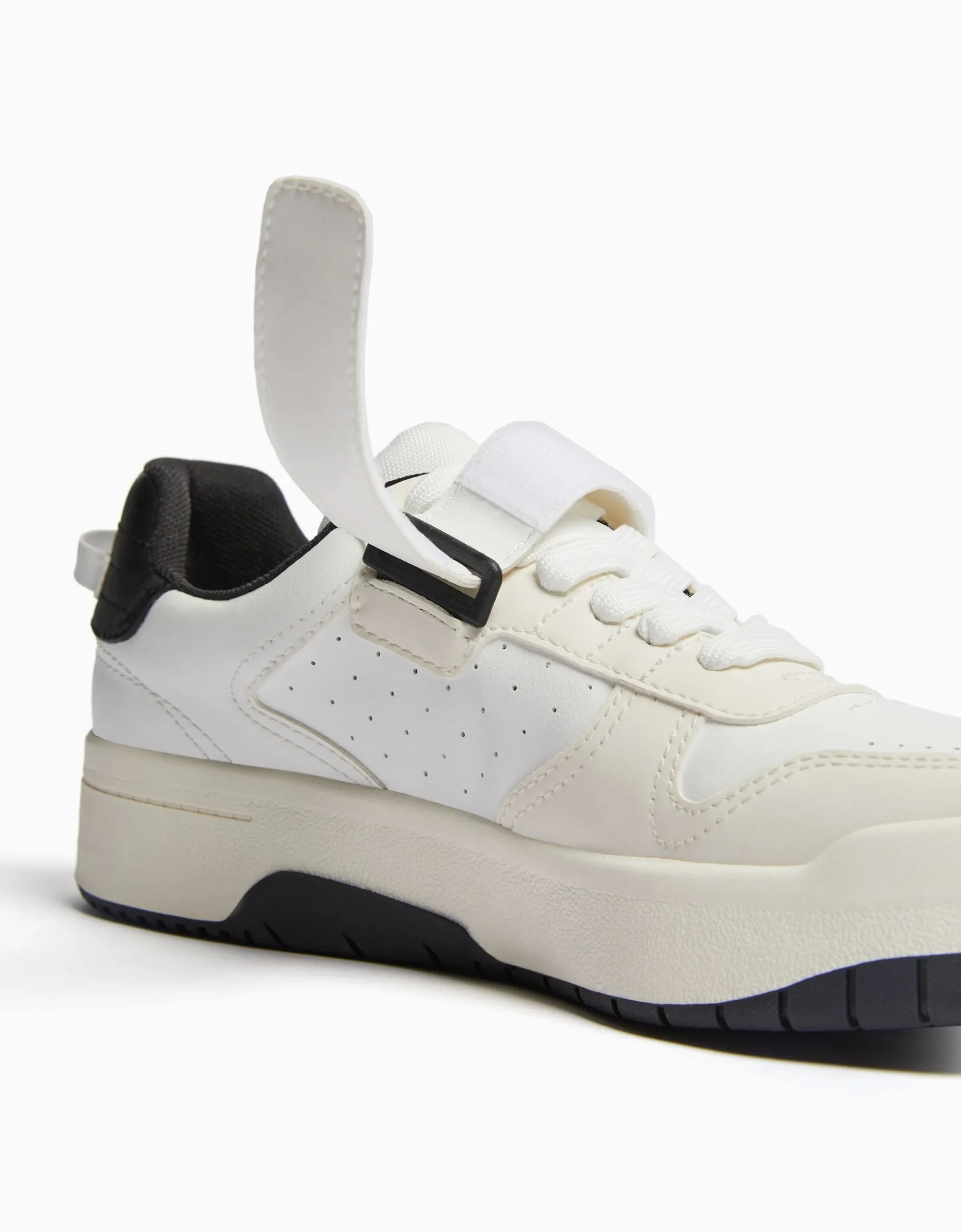 BERSHKA Zapatillas picados detalle tira Blanco Cheap