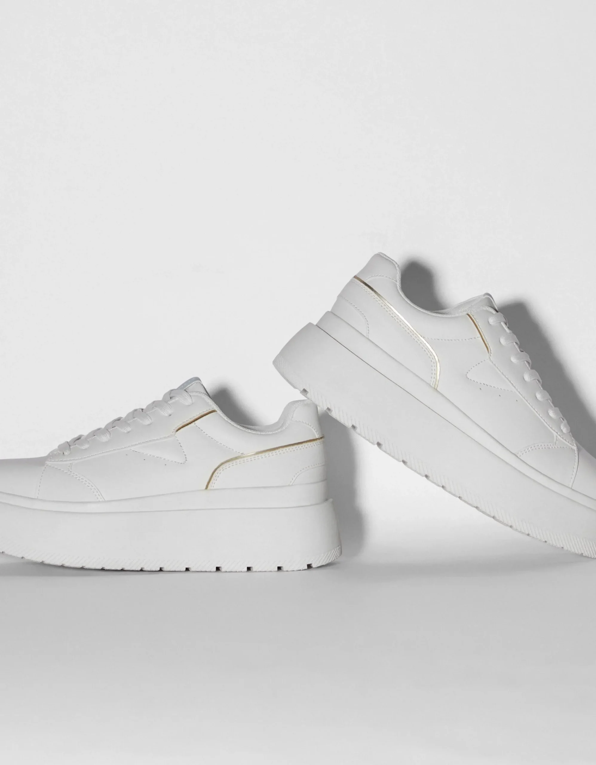 BERSHKA Zapatillas plataforma detalles metalizados Blanco Hot